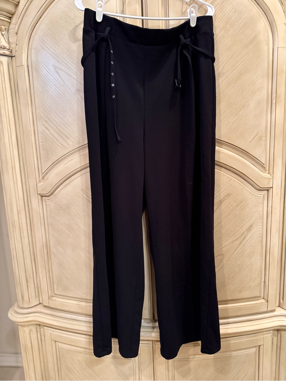 H&M women’s Black Pull-On Wide-Leg Pants with belt size L